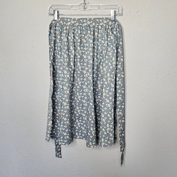 Children's Floral Apron Waist Tie Age 12Y Blue Dainty Flower Baker Cook - Picture 1 of 7